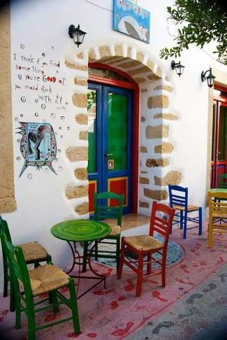 I piccoli e coloriti cafeneio delle isole greche, dove fermarsi per un buon caffè e qualche chiacchiera con i locali!