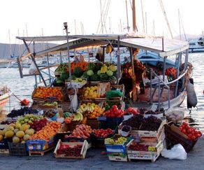 Shopping di frutta e verdura sul porto di Egina,nel golfo Saronico