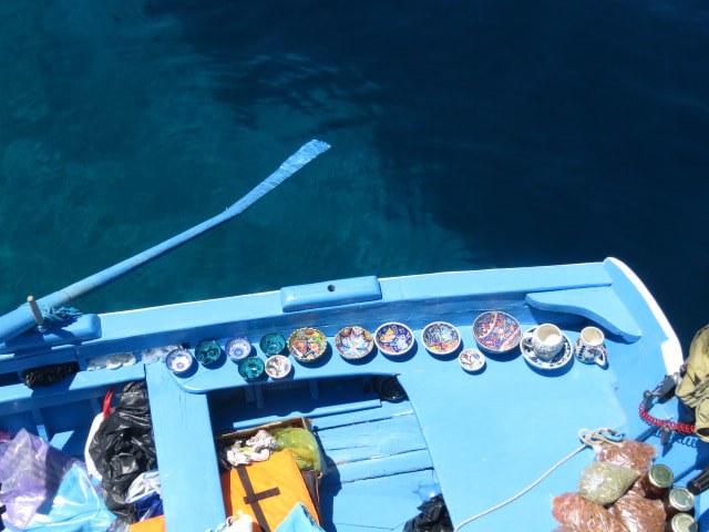 I pescatori turchi vendono la loro ceramica, il miele e splendidi tessuti a bordo delle loro barche nelle stupende baie della Turchia
